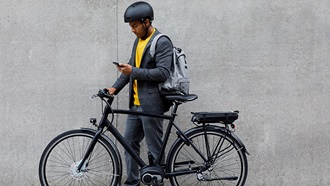 uomo con bici elettrica